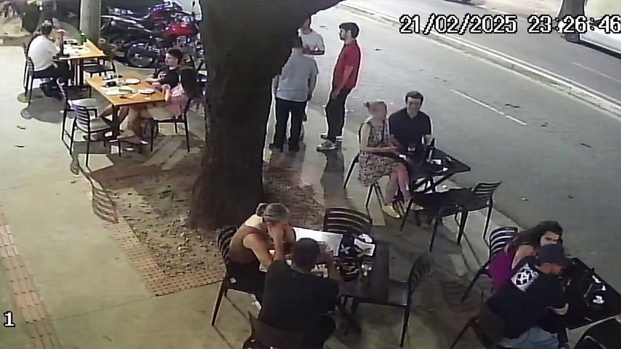 Motorista bêbado invade calçada e quase atropela clientes de bar