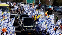 Miles de personas acuden al funeral de la familia Bibas, víctima de Hamás, en Israel