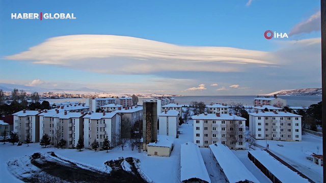 Tatvan semalarında görsel şölen: Devasa mercek bulutu hayran bıraktı