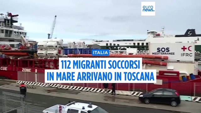 Migranti, 129 persone salvate dalla Ocean Viking sbarcano a Livorno