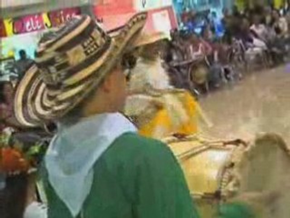 Danzas infantiles en el Centro Comercial Bolivar Plaza
