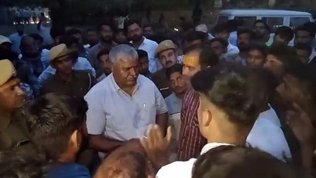 Watch Video: गुस्साई भीड़ ने डिस्कॉम कार्यालय परिसर में किया विरोध प्रदर्शन, धरना शुरू