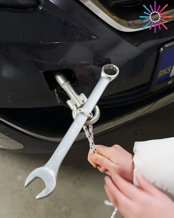 Smart way to pull a car 🛠️🚙