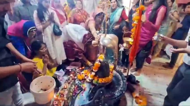 शिव मंदिरों में दिन भर गूंजे भोले के जयकारे, शिव भक्तों ने अभिषेक कर की पूजा अर्चना