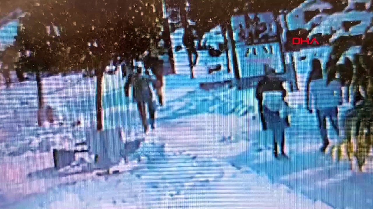 Karlı yolda düşüp öldü; o anlar kamerada