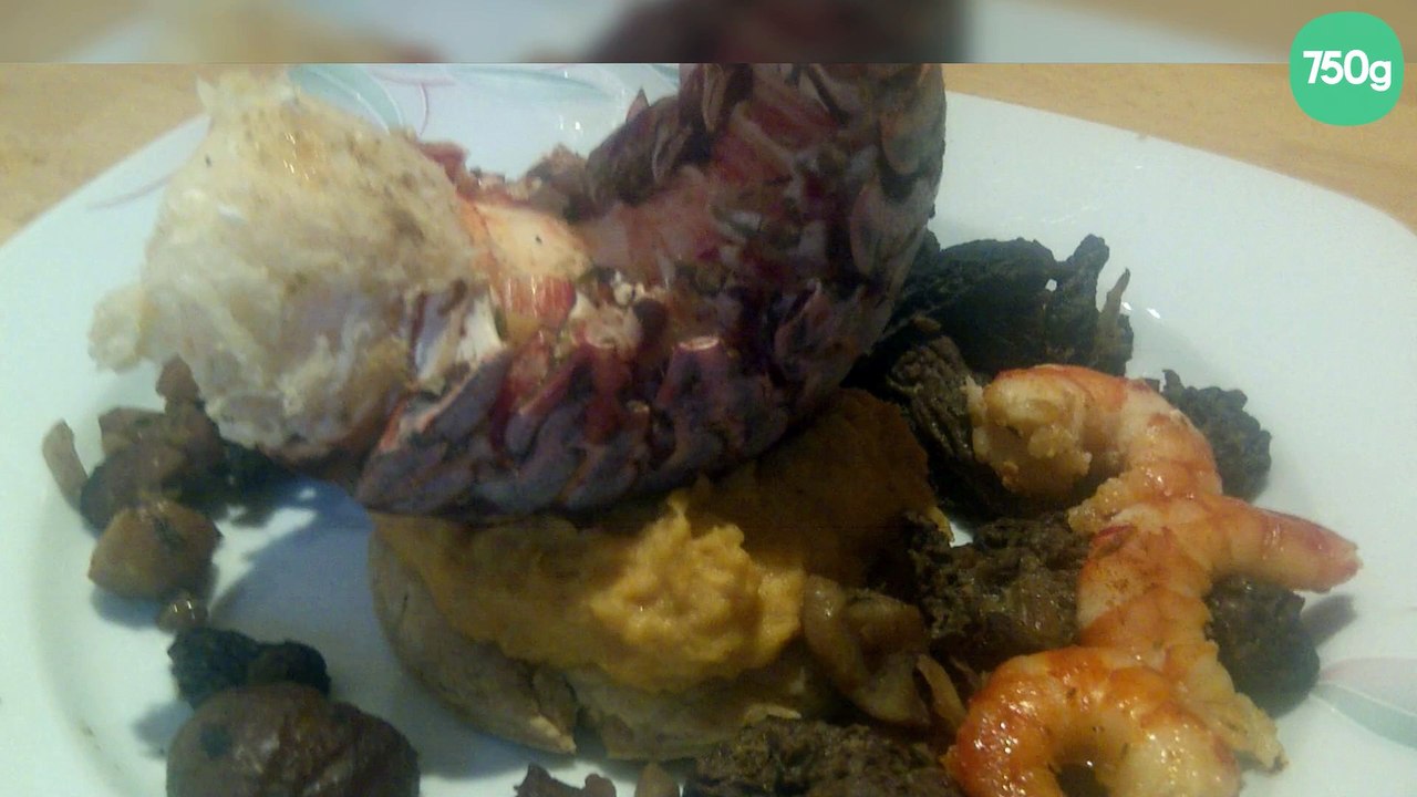 Langouste sur lit de patates douces au beurre de cacahuète, sablé à la vache qui rit, gambas au piment, fricassée de châtaignes aux morilles