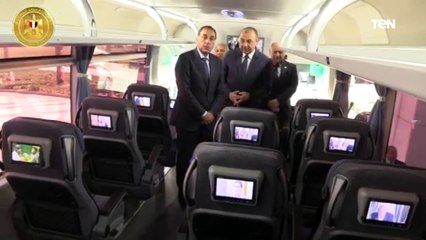 رئيس الوزراء يتفقد نموذجًا لإحدى الحافلات السياحية المنتجة محليًا