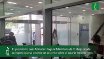 El presidente Luis Abinader llega al Ministerio de Trabajo donde se espera que se anuncie un acuerdo sobre el salario mínimo