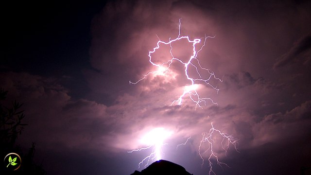 Episodio 004 - 21 minutos... ⛈️ De Tormentas y Horizontes: Sonido Relajante de Lluvia, Truenos y Viento para Dormir, Meditar y Concentrarse 🌊 | Disfruta de la fuerza de la naturaleza con el eco de la tormenta en la lejanía y la inmensidad del horizonte.