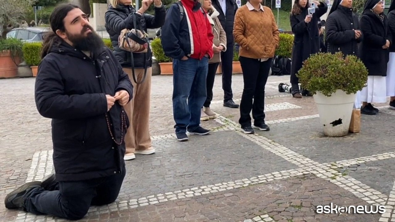 I fedeli continuano a pregare per il Papa davanti al Gemelli