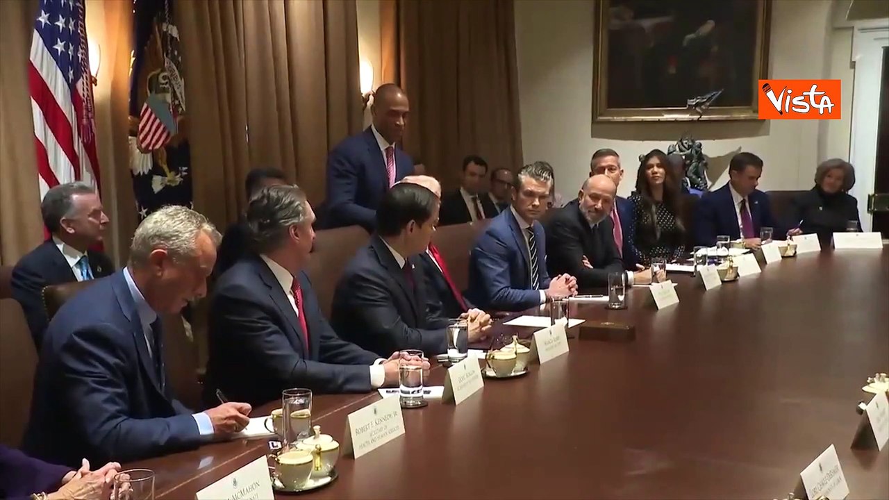 Trump presiede prima riunione di gabinetto alla Casa Bianca, che inizia con una preghiera