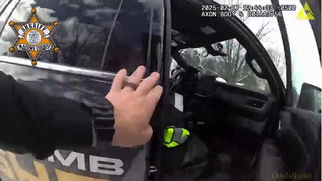 Ce policier vient sauver un chien pendant un incendie... héros de jour