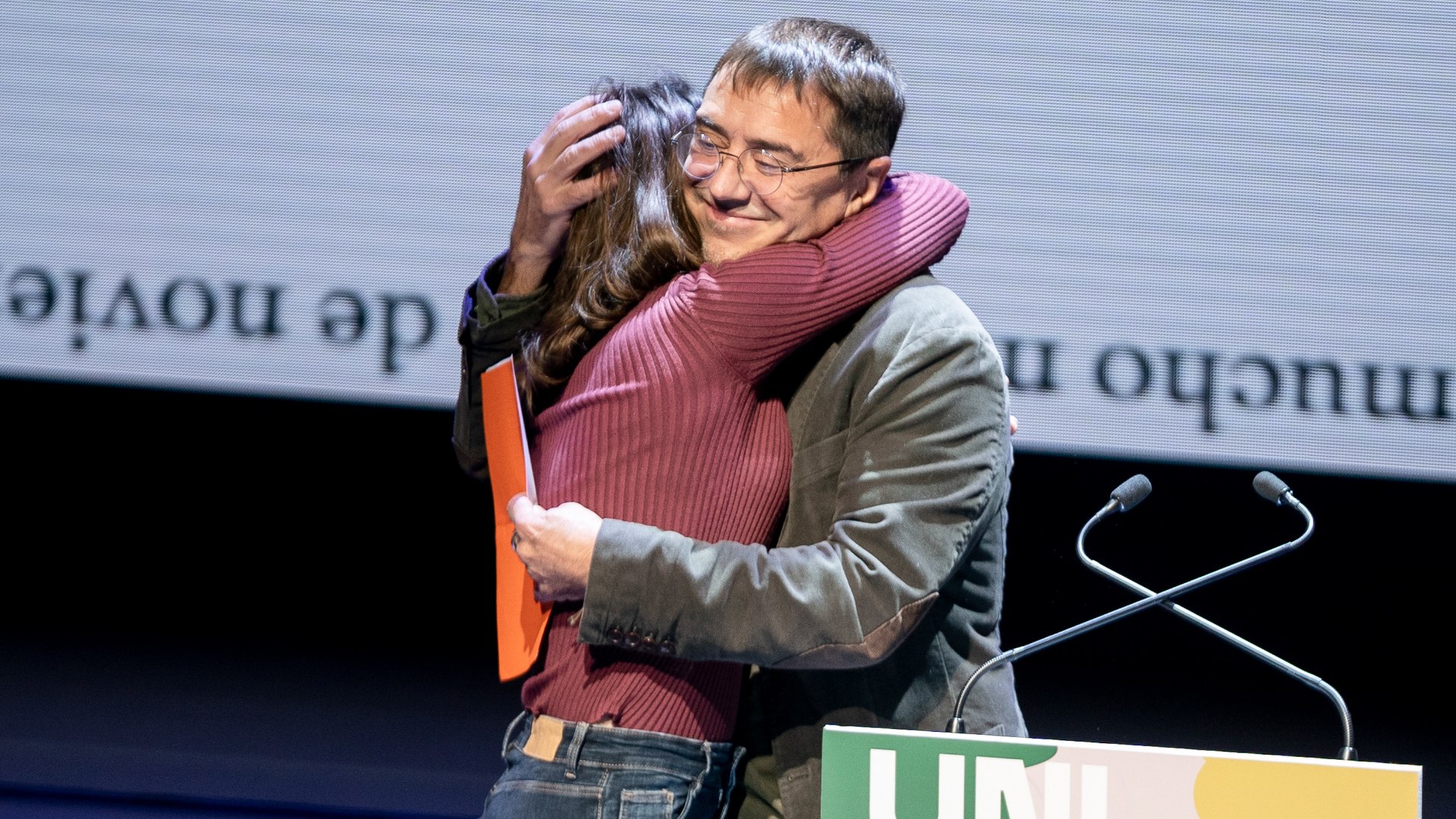 El ex dirigente de Podemos Juan Carlos Monedero ha reaparecido con un duro mensaje contra su propio partido tras conocerse que la formaci�n recibi� dos denuncias por "violencia sexual" contra �l en septiembre de 2023. En un v�deo de 12 minutos publicado en su canal de Telegram y en el medio 'SinEmbargo Al Aire', Monedero critica a aquellos que "queman en la hoguera a sus amigos con tal de florecer", en clara referencia a la direcci�n de Podemos.
A pesar de la gravedad del asunto, el cofundador de Podemos evita mencionar expl�citamente las denuncias que el partido reconoci� la semana pasada, as� como la investigaci�n por acoso sexual abierta por la Universidad Complutense de Madrid. En su lugar, carga contra el uso de "mentiras" y "fakes" en la pol�tica, insinuando que las acusaciones en su contra forman parte de una estrategia interna.
En su intervenci�n, Monedero sugiere que algunas figuras dentro de Podemos estar�an instrumentalizando la causa feminista como medio para "seguir creciendo a su costa". Sin mencionar nombres concretos, plantea la idea de que ciertos sectores del partido han utilizado estas acusaciones para sacar r�dito pol�tico.
Las declaraciones de Monedero llegan en un momento delicado para Podemos, que atraviesa una profunda crisis interna tras los malos resultados electorales y la creciente tensi�n con Sumar. Su v�deo supone una ruptura con la actual direcci�n, a pesar de que sigue siendo militante del partido.