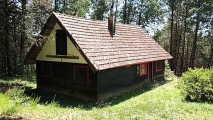 ESSA ESTRANHA CASA PRETA ABANDONADA PODE TER PERTENCIDO À UMA PESSOA DO MAL