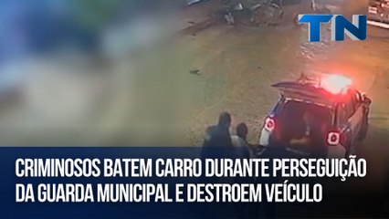 Criminosos batem carro durante perseguição da Guarda Municipal e destroem veículo