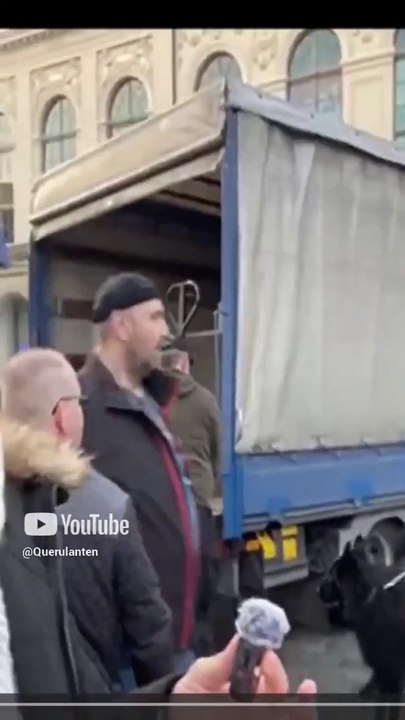 Weichreite wird bei Pegida interviewt