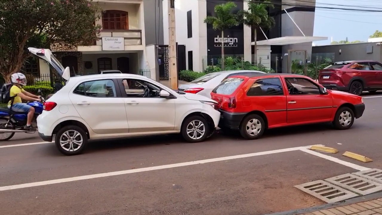 Fiat Argo bate na traseira de veículo Gol na Rua Minas Gerais