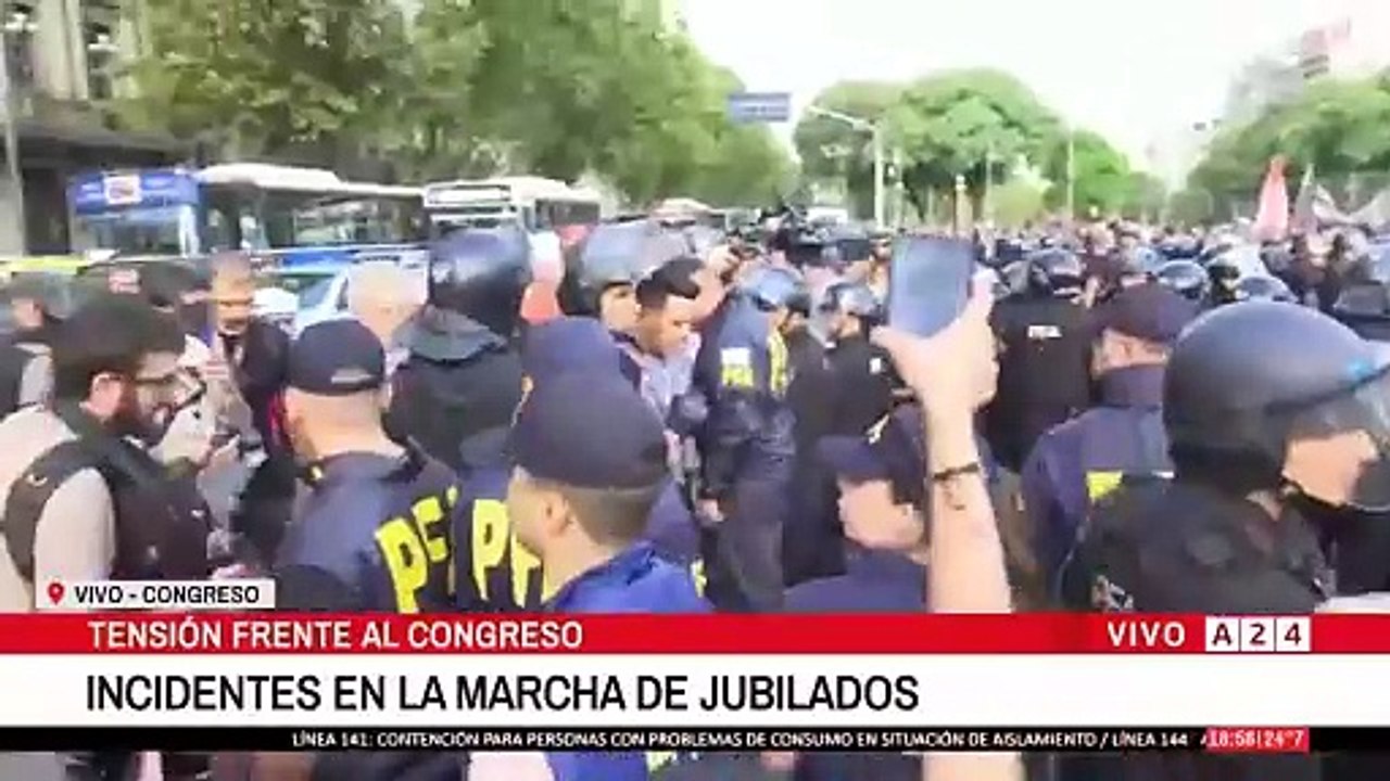 A24.com - 🚨TENSIÓN EN CONGRESO： INCIDENTES EN LA MARCHA DE JUBILADOS  👉 Seguí en #ElNoticier