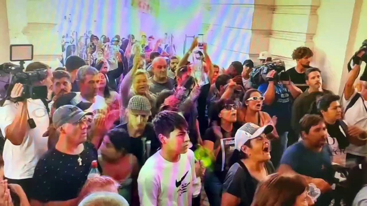 Manifestantes se trasladaron al Palacio Municipal e intentaron ingresar a la fuerza