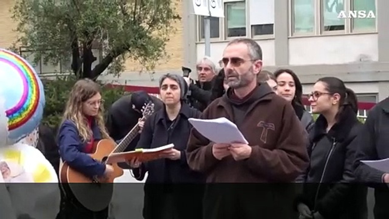 Papa ricoverato, anche oggi fedeli in preghiera davanti al Gemelli