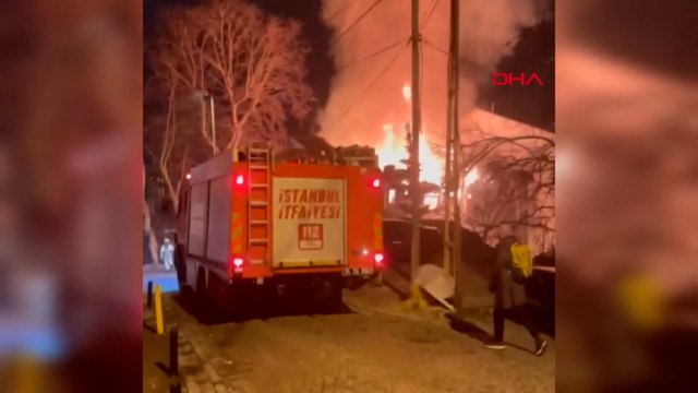 Beşiktaş'ta 3 katlı 2 ahşap bina alev alev yandı