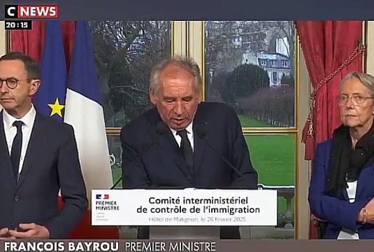 Buzz : Les images de François Bayrou, une nouvelle fois perdu dans un de ses discours et dans ses notes... sauvé par Bruno Retailleau qui lui souffle les réponses !