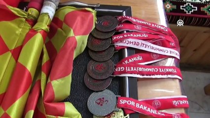 Buz gibi havada nostalji yaşadılar: Kızağını alan koştu