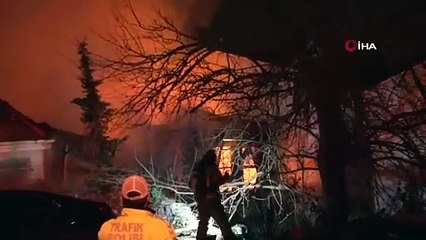 İstanbul'un kalbinde büyük yangın: 3 katlı ev kül oldu