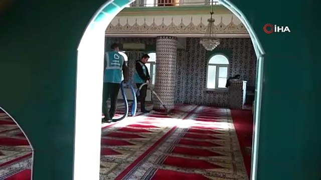 Tarihi camiler Ramazan ayı için süsleniyor