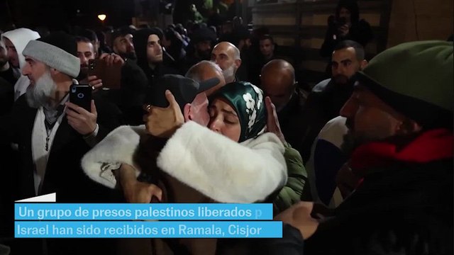 Un grupo de prisioneros palestinos excarcelados llega a Ramala, Cisjordania