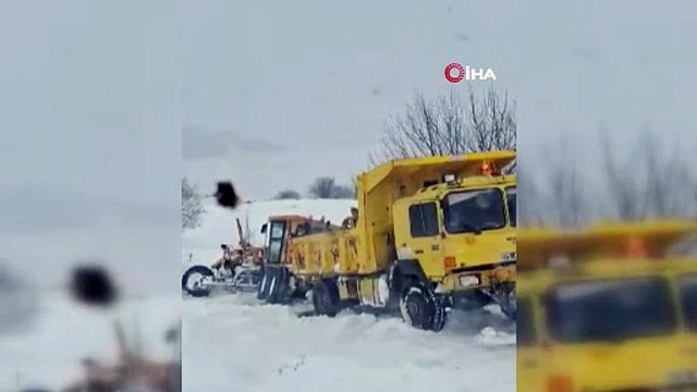 Ambulans için yol açarken kara saplandı!
