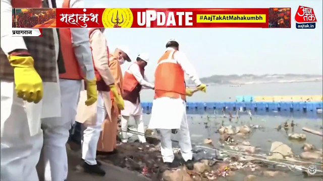 CM योगी ने संगम तट पर की सफाई, खुद कूड़ा-करकट हटाते आए नजर