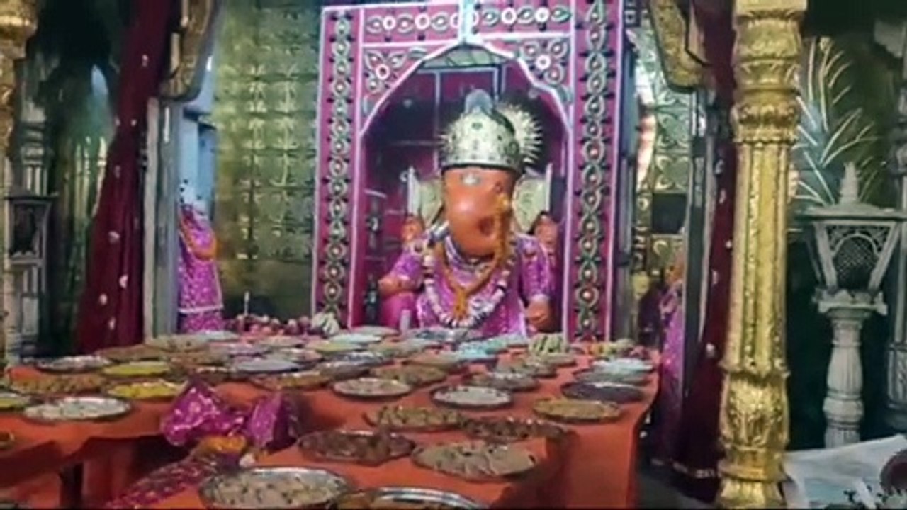 मोती डूंगरी गणेश मंदिर में सजाई फूल बंगला और 56...