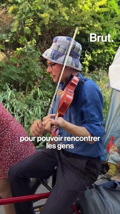 En vélo-caravane, ce duo de musiciens parcourt des petits villages