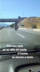 Graban a un hombre circulando a una velocidad insólita por la autovía ¡en silla de ruedas!