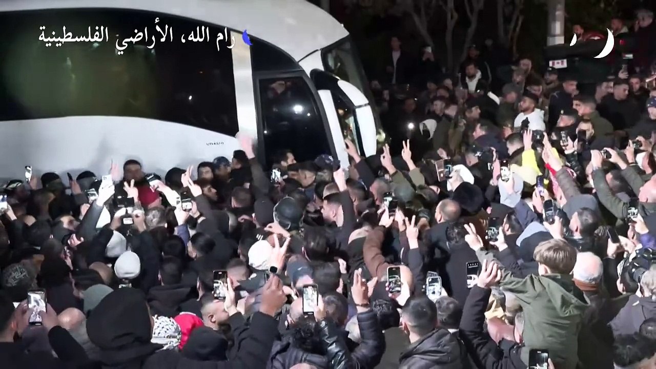 فرحمة عارمة في رام الله مع وصول المعتقلين المفرج عنهم من السجون الإسرائيلية