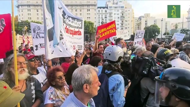 Detenidos y heridos leves en protesta de jubilados frente al Congreso argentino