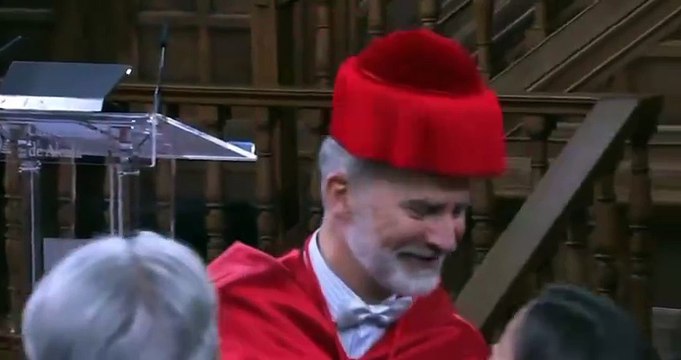 El cariñoso abrazo de los reyes Felipe y Letizia en medio de su último acto público