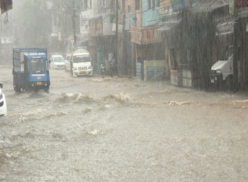 अजमेर में तेज बरसात, सड़कें बन गई स्वीमिंग पूल