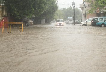 अजमेर में तेज बरसात, सड़कें बन गई स्वीमिंग पूल