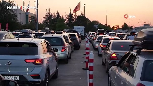 Kapıkule Sınır Kapısı'nda Gurbetçiler akın akın dönüyor: Türkiye'ye büyük katkı sağlıyoruz