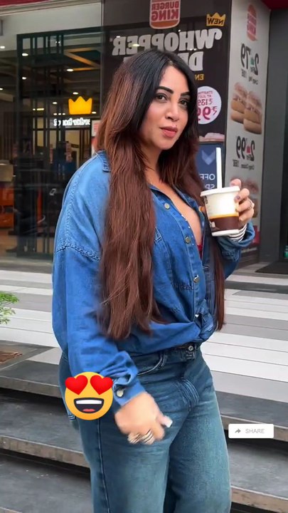 Bollywood Actress Arshi Khan was Spotted Locally Market Bandra Mumbai🔥🥰❤️#arshikhan #bollywood #actresses #actresslife