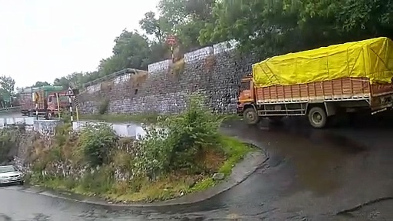 Dhimbam ghat road 10wheel struggling in hairpin bend Brave driver