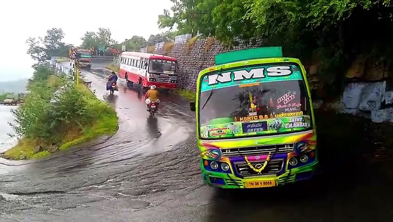 PikUp And Private Bus Turning Small Difficulty Risk driving Dhimbam Hills Road