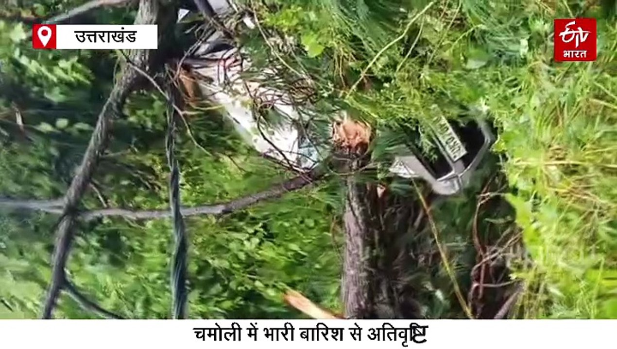 धराली के बाद अब थराली में आपदा, भारी बारिश से घर और गाड़ियां मलबे में दबी, युवती का शव बरामद
