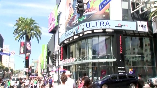 Los Angeles locals, tourists struggle to stay cool as heatwave strikes