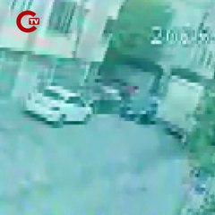 Avcılar'da kamyona yol verdi; duran otomobile çarpıp kaçtı