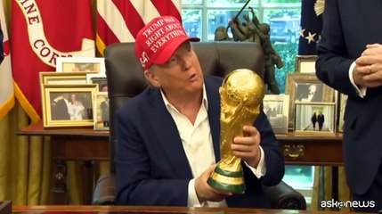 Trump mostra la Coppa del Mondo, il sorteggio del 2026 a Washington