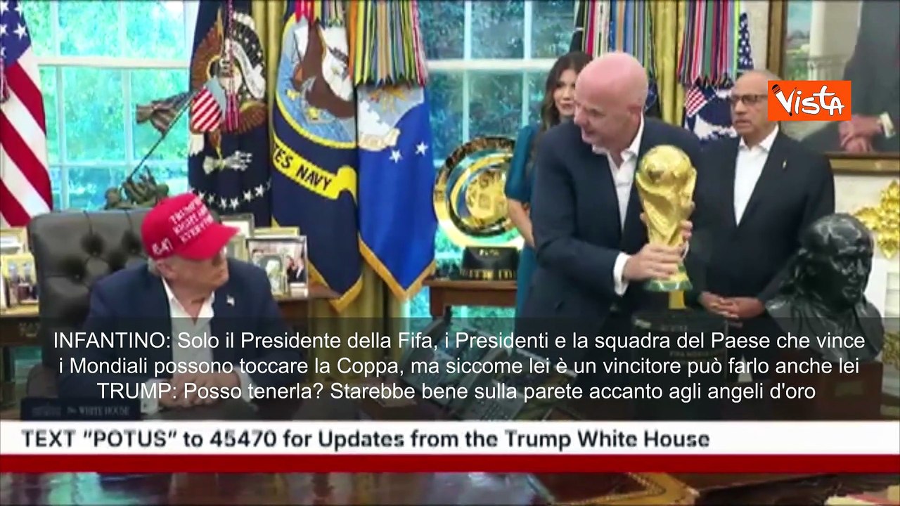 Trump con Coppa del Mondo nello Studio Ovale: Posso tenerla? Starebbe bene tra gli angeli d'oro