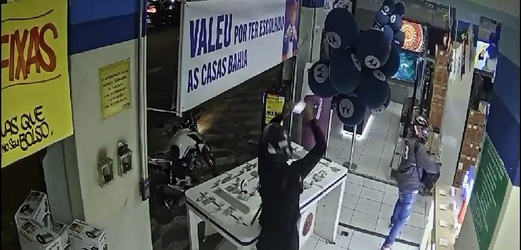 VÍDEO: Ladrões 'passam o rodo' e levam celulares após arrastão na Casas Bahia